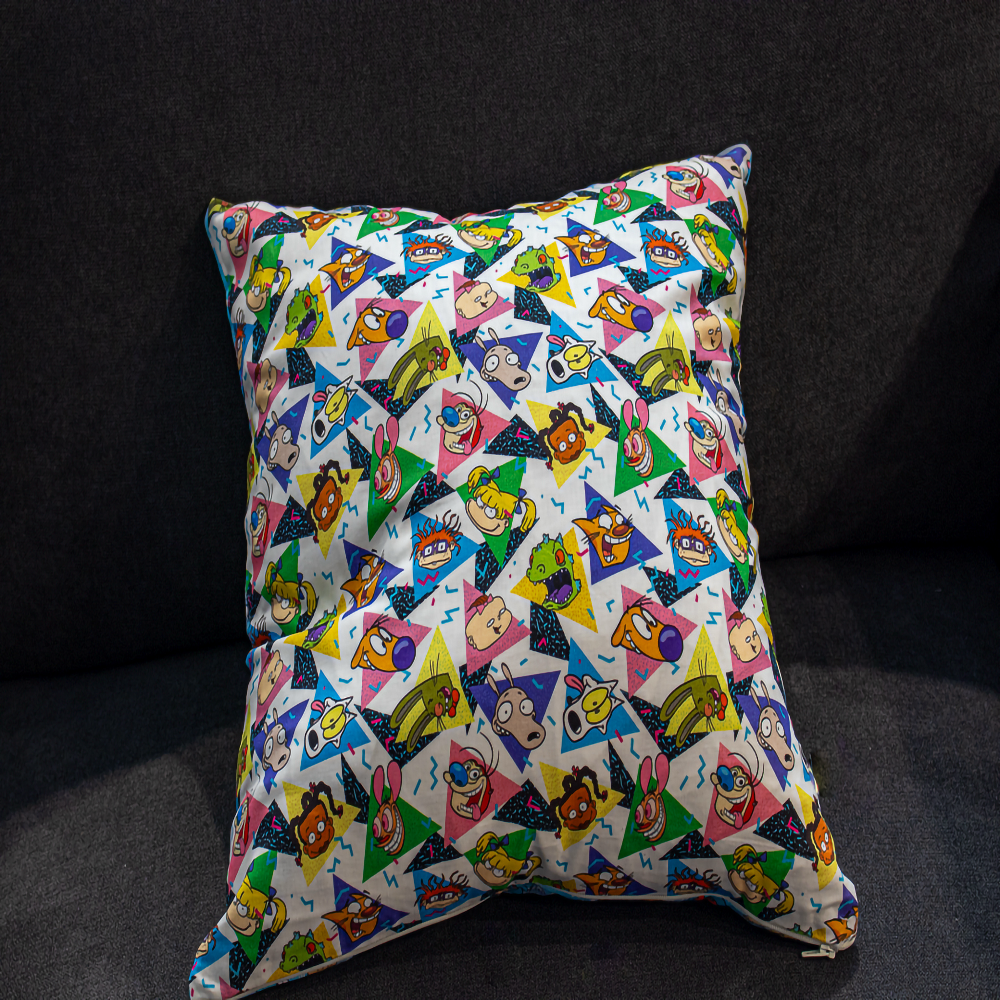 Reversible Nickelodeon cushion with a colorful collage of classic 90s characters including Rugrats, Rocko’s Modern Life, and more. A vibrant 50 x 50 cm pillow that celebrates retro animation and adds bold personality to any space. Luxe & Humble exclusive.