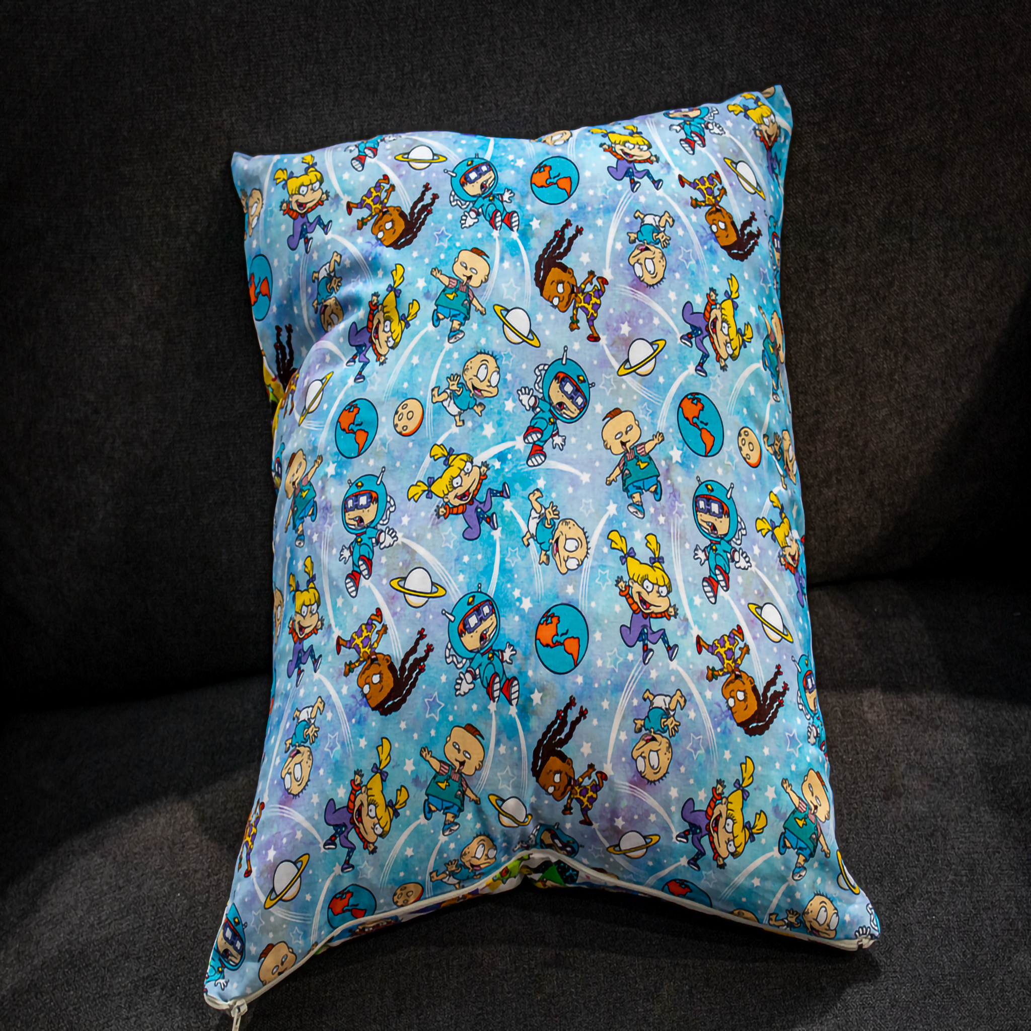 Reversible Nickelodeon cushion featuring the Rugrats crew in playful astronaut and space-themed outfits. This 50 x 50 cm pillow is bright, fun, and nostalgic — perfect for kids’ rooms, playrooms, or fans of 90s cartoons. Luxe & Humble exclusive.