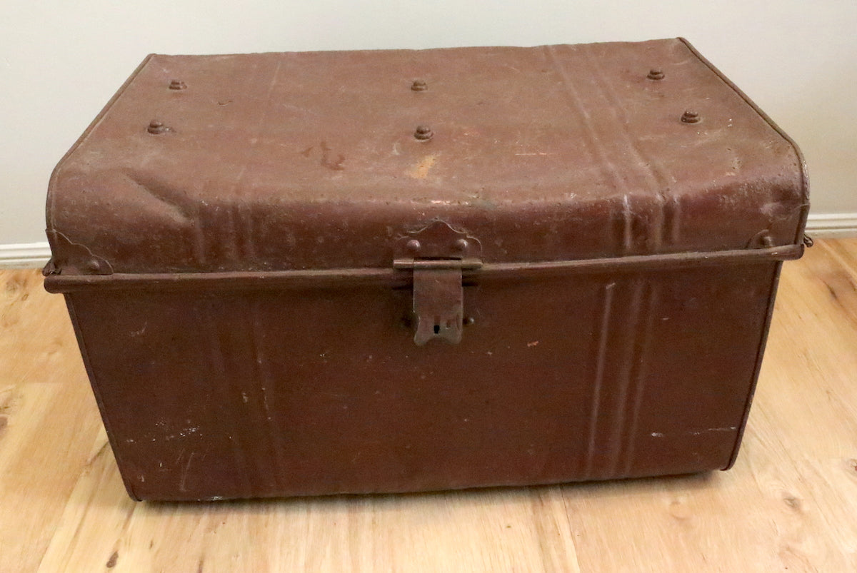 Old tin chest - closed