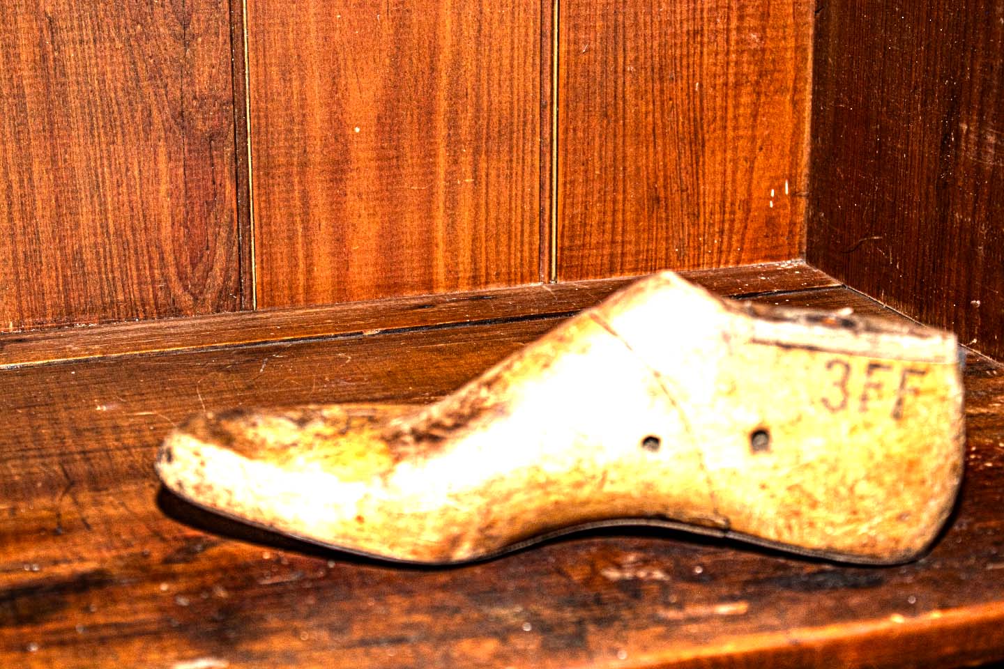 Pointed toe timber shoe last marked '3FF' side