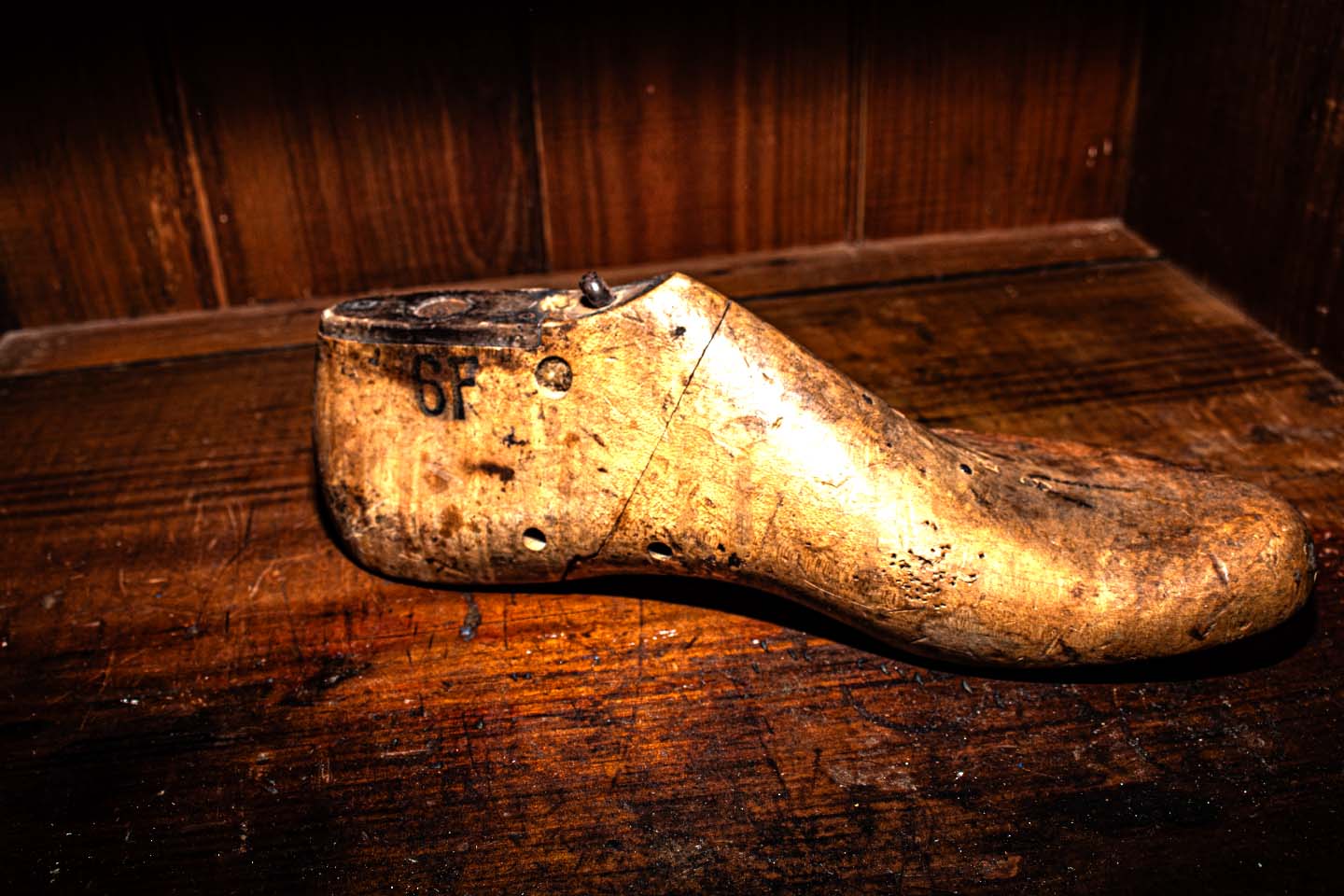 Round toe timber shoe last marked '6F'