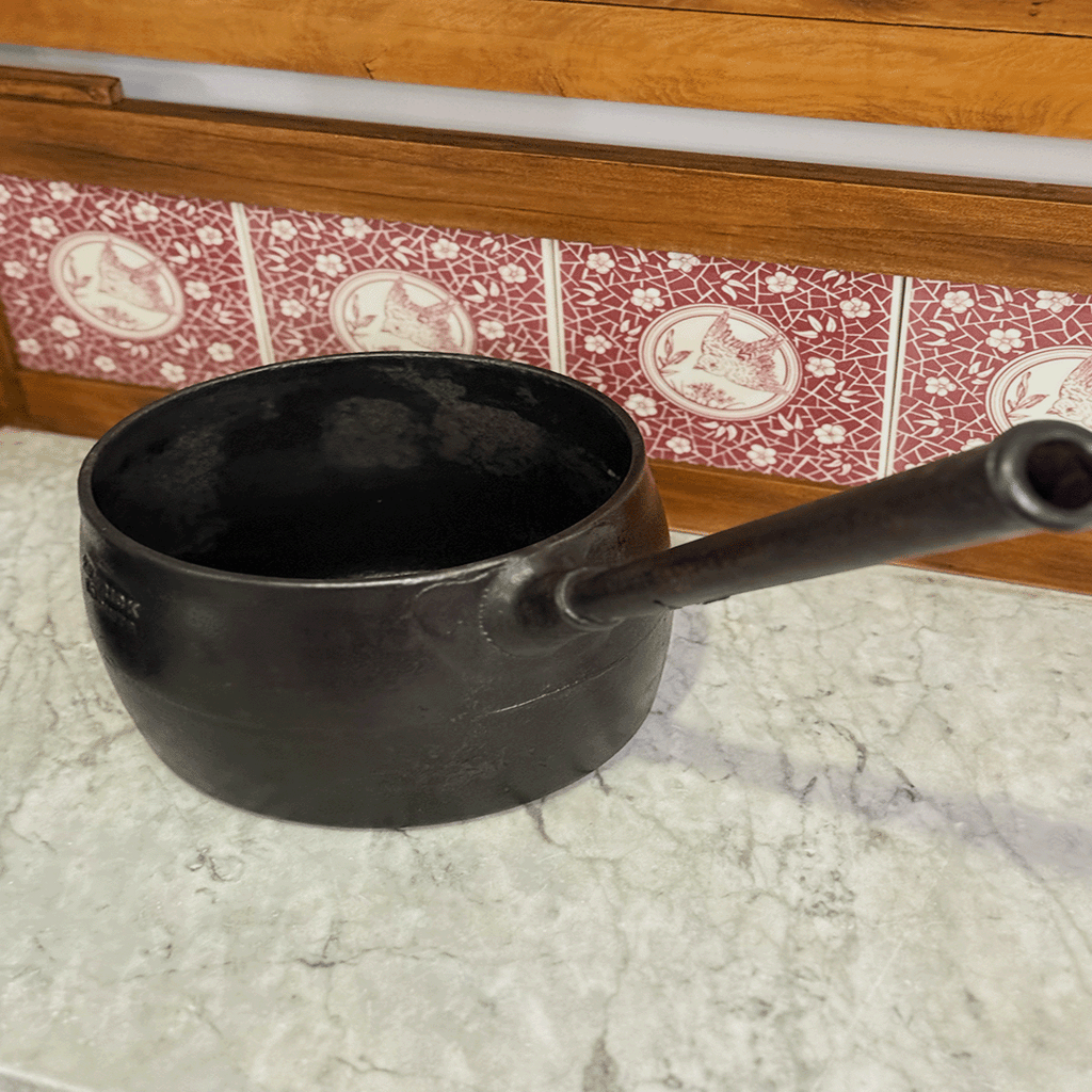 ✨ Antique Cast Iron Cooking Pot – E. Pugh & Co., Wednesbury (1800-1899) – Only $120! ✨