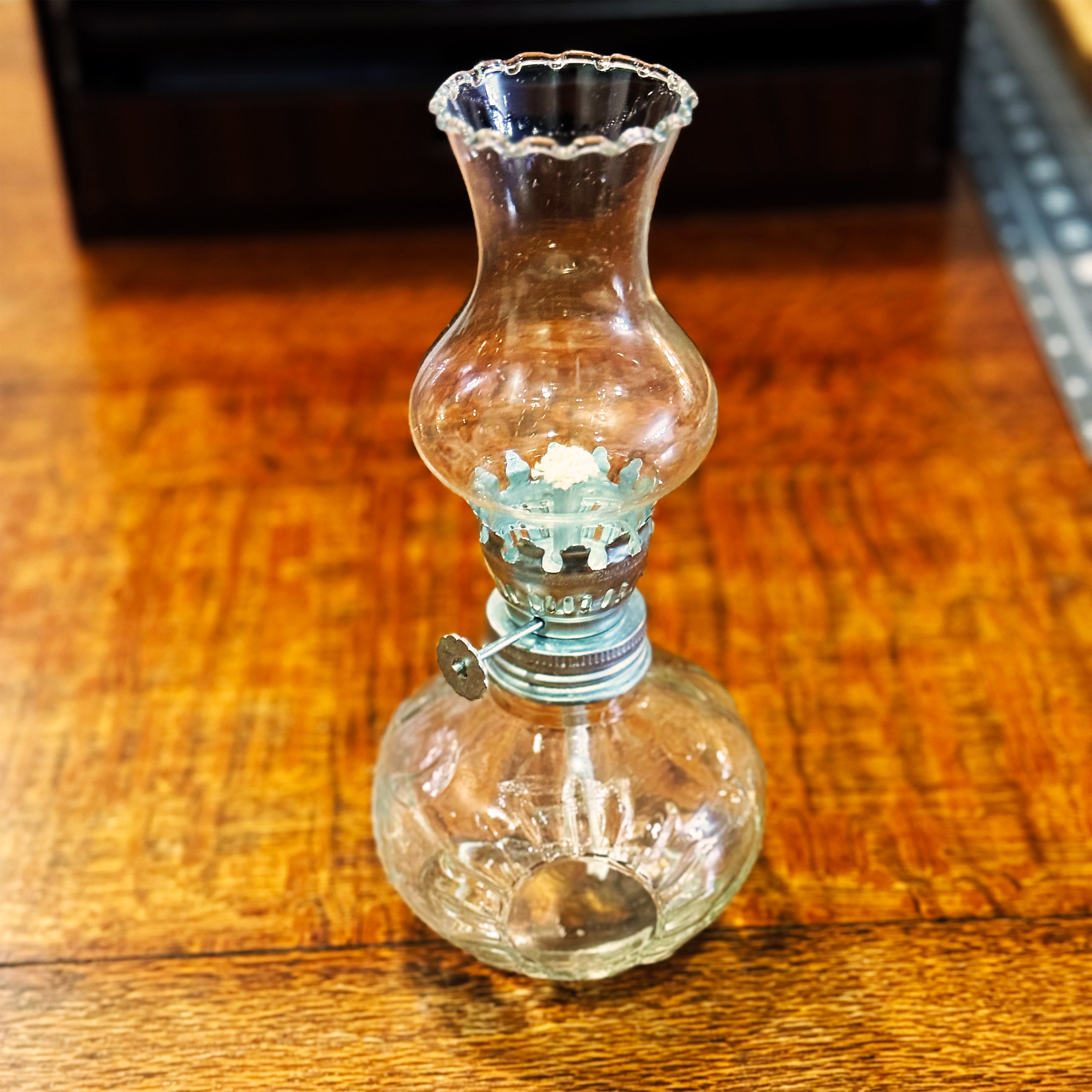 Vintage Glass Oil Lamp – Elegant Charm in Crystal Clear