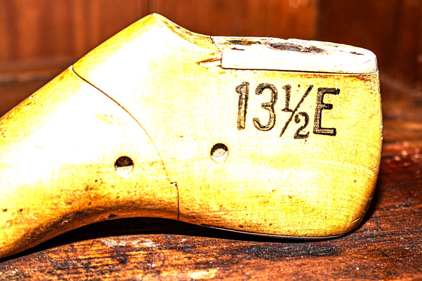 Round toe timber shoe last marked '13 1/2E'