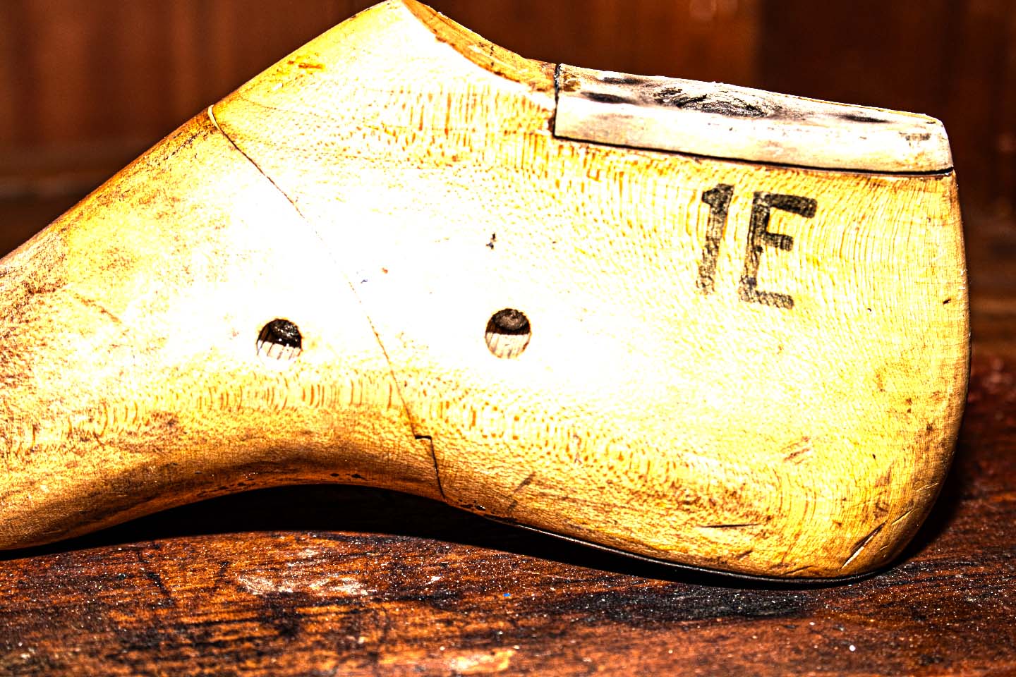 Round toe timber shoe last marked '1E'