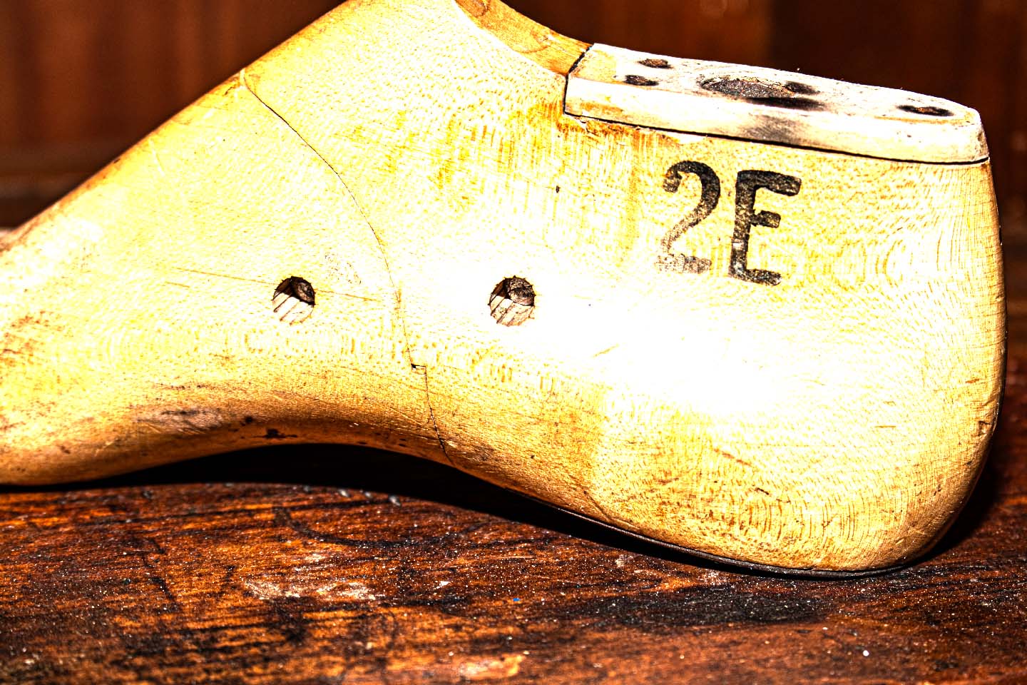 Round toe timber shoe last marked '2E'