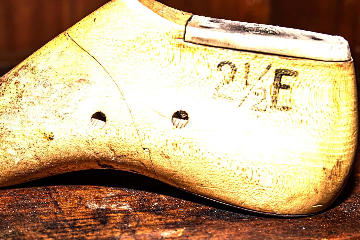 Round toe timber shoe last marked '2 1/2E'