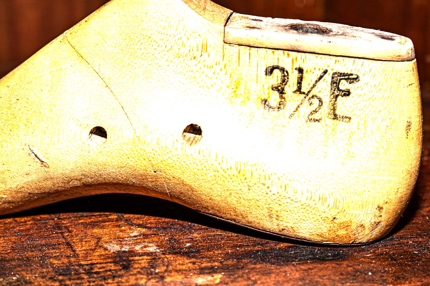 Round toe timber shoe last marked '3 1/2E'