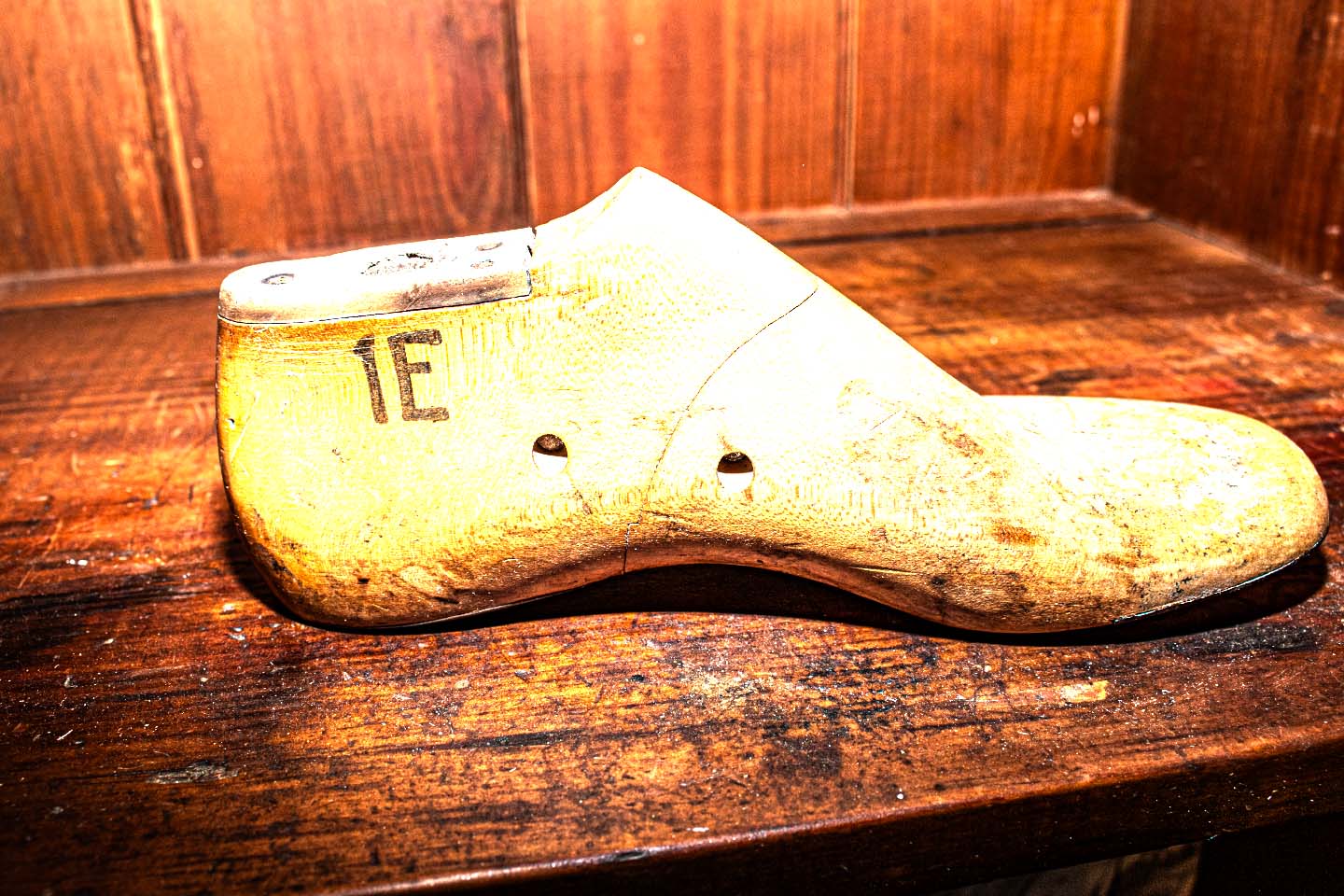 Round Toe Timber Shoe Last marked '1E'