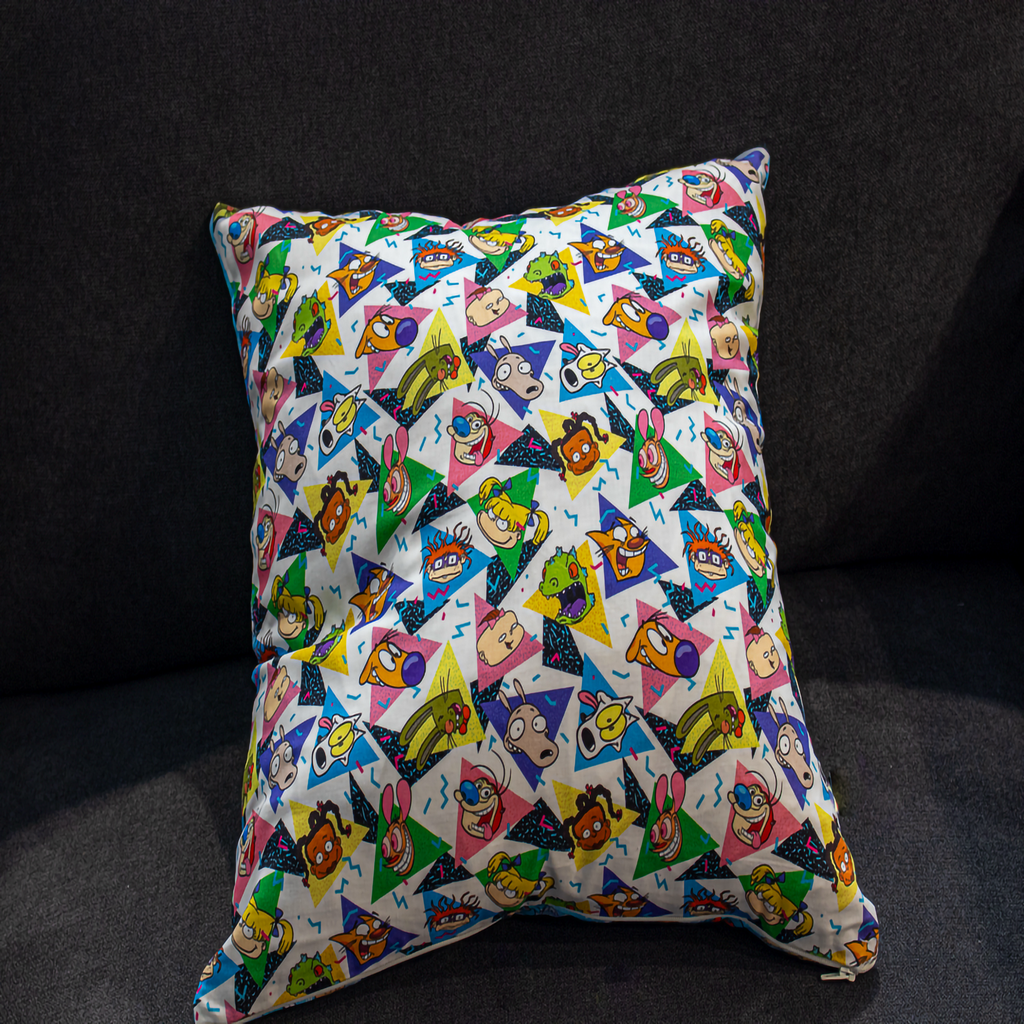 Reversible Nickelodeon cushion with a colorful collage of classic 90s characters including Rugrats, Rocko’s Modern Life, and more. A vibrant 50 x 50 cm pillow that celebrates retro animation and adds bold personality to any space. Luxe & Humble exclusive.