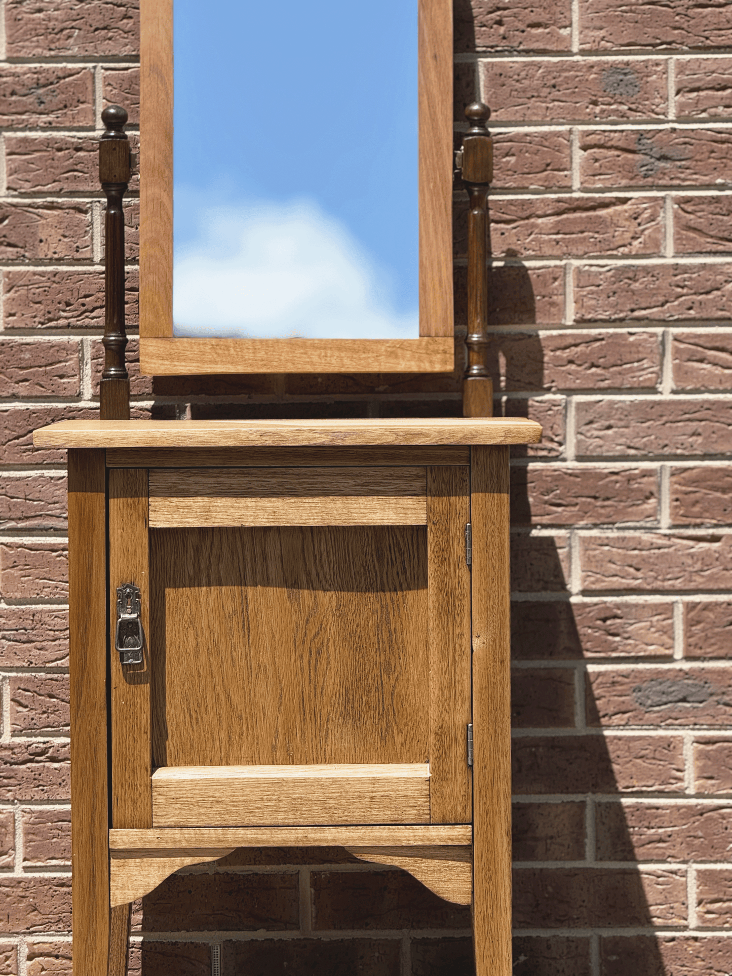 🌟 Antique Bedside Table with Mirror – A Functional and Charming Accent Piece!