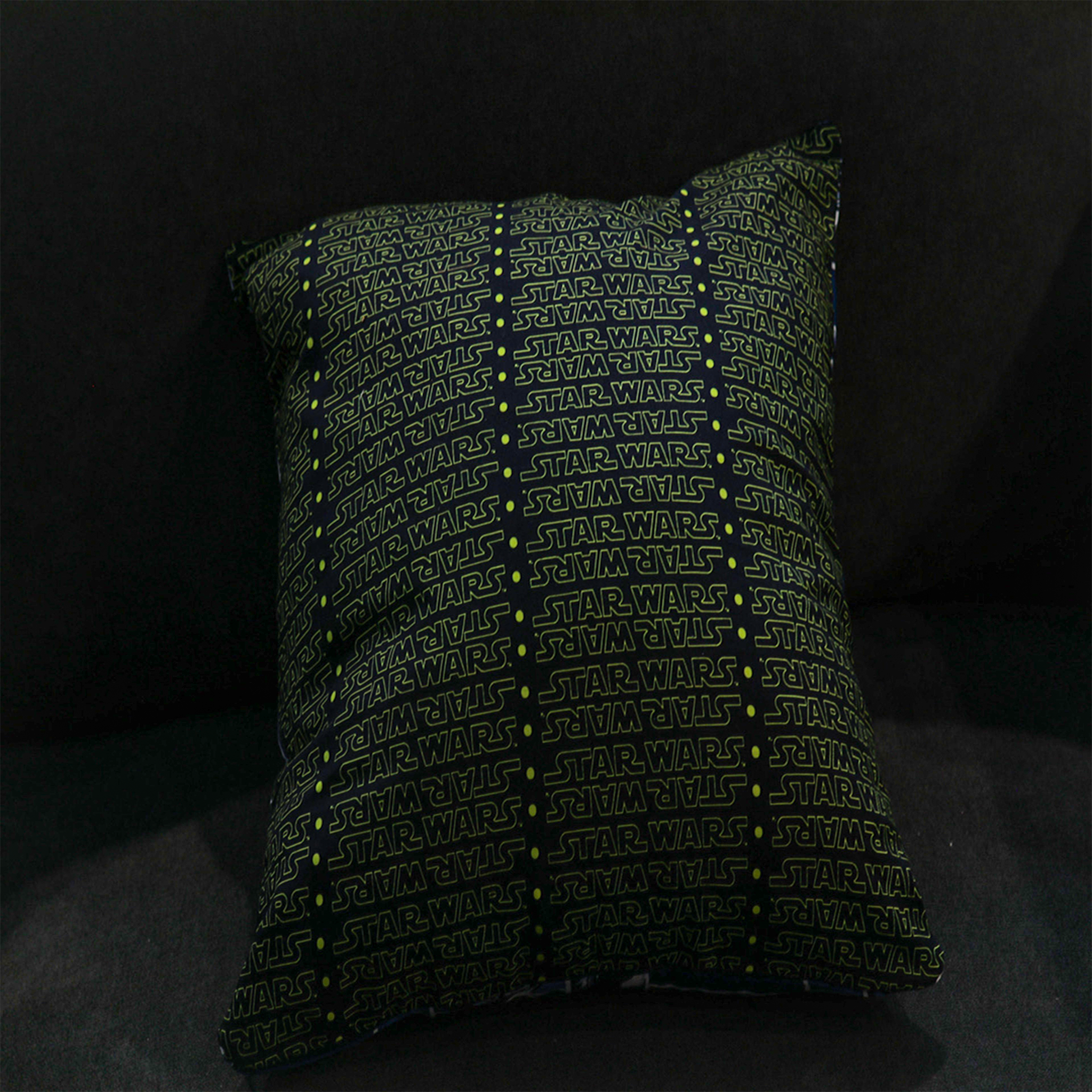 Reversible Star Wars cushion showcasing the iconic logo in yellow on a black background. A must-have for collectors and movie lovers, this 50 x 50 cm pillow pairs nostalgia with modern design. Ideal for stylish living rooms, lounges, and themed spaces.